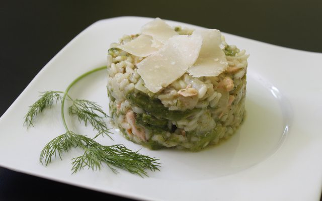Risotto au saumon et têtes d'asperges vertes