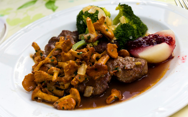 Filet de chevreuil aux chanterelles, sauce Grand Veneur