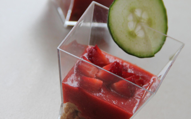 Gaspacho de fraises sablé basillic