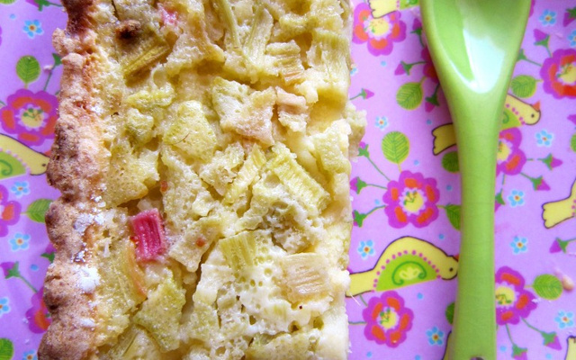 Tarte à la rhubarbe à la pâte sucrée croustillante