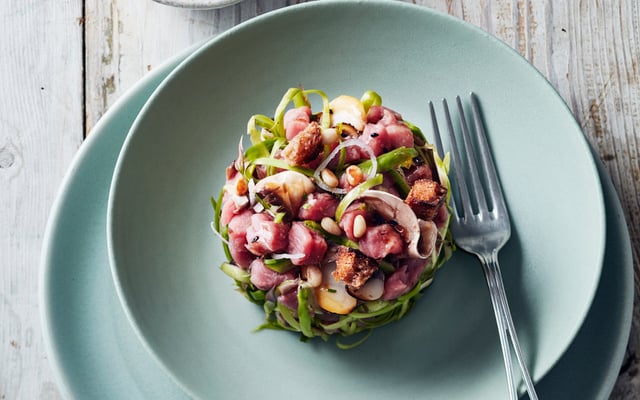 Tartare de veau, asperges vertes et palourdes