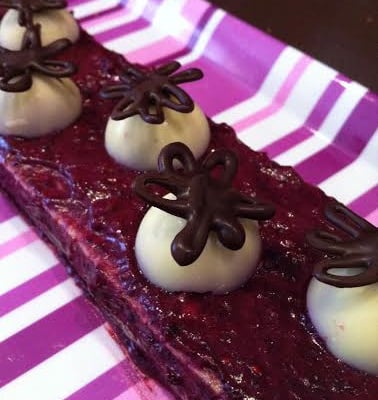 Gâteau tout rose aux fruits rouges