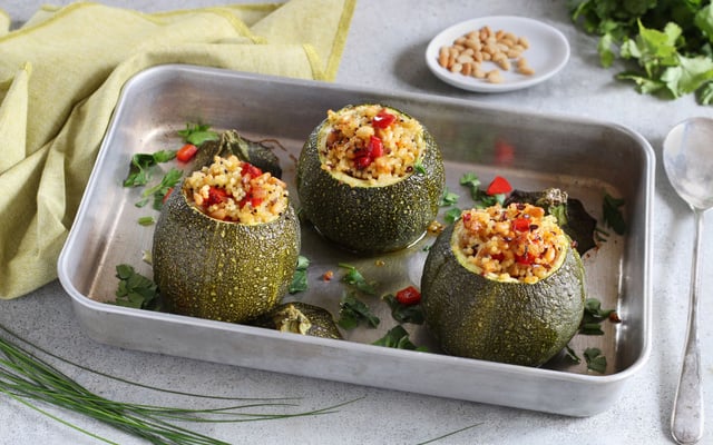 Courgettes farcies au couscous, quinoa noir et graines de lin