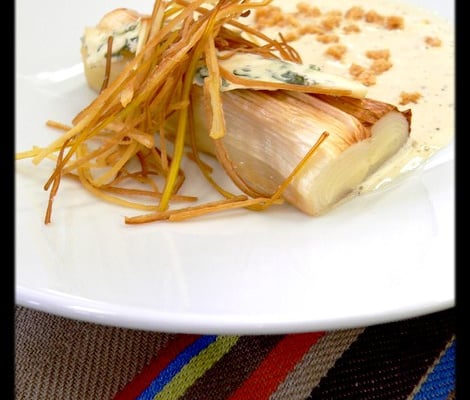 Poireau rôti, fourme d'Ambert et jus moutarde à l'ancienne