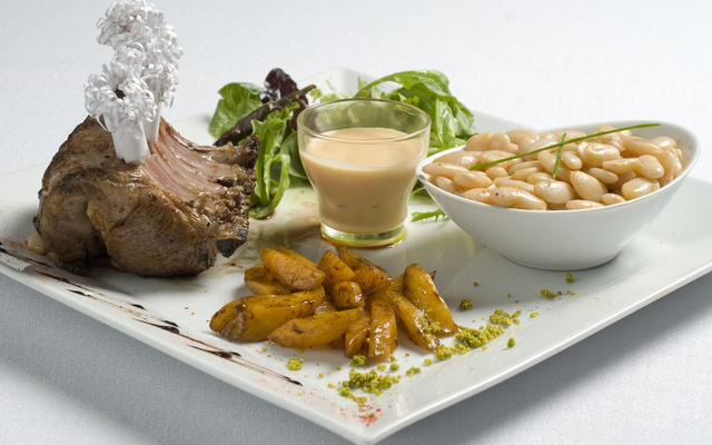 Haricots Tarbais et carré d'agneau des Pyrénées accompagné d'un velouté de potiron