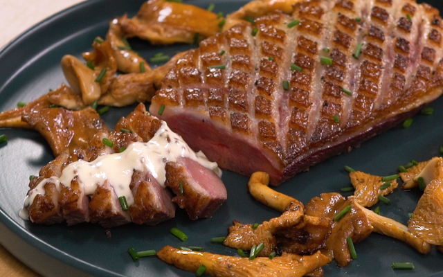 Magret de canard et sauce moutarde aux girolles