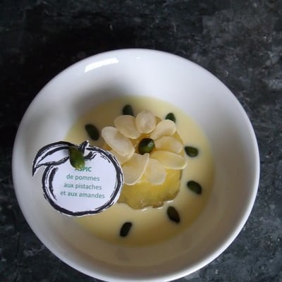 Aspic de pommes aux pistaches et aux amandes