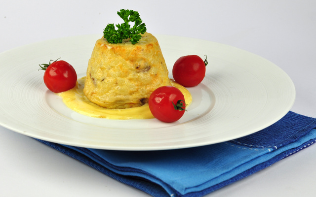 Timbales de coquillettes aux champignons, parmesan et noix de pécan à la sauce moutarde