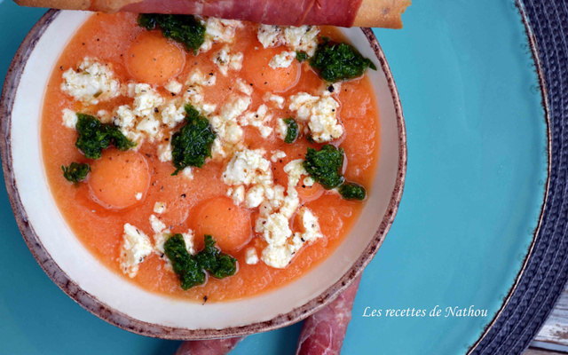 Soupe de melon à la feta et pesto de persil, fleur de sel au piment d'Espelette