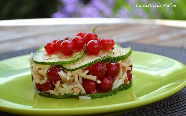 Salade de riz au thon, courgette et groseilles rouges