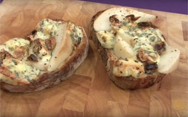 Tartine poire et fourme d'Ambert