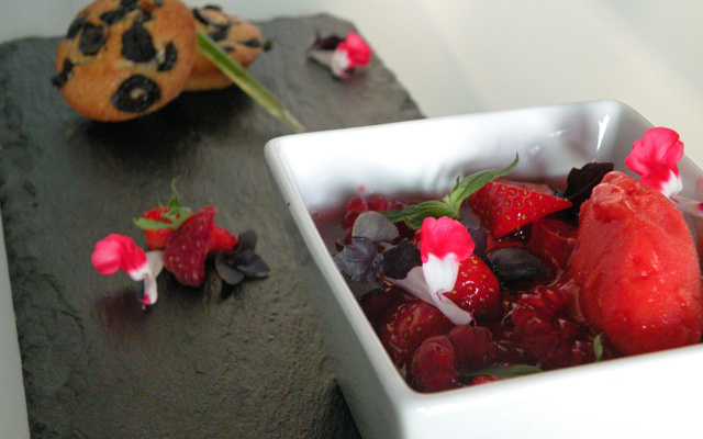 Consommé glacé fraises-framboises, sorbet à la fraise,pesto sucré au basilic et financiers aux olives confites