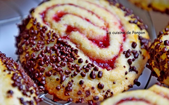 Biscuit spirale à la confiture de framboise et perles de chocolat