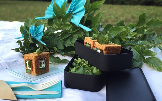 Square de pain d'épices fourré au Roquefort Papillon, chutney d'abricots, cresson et viande des grisons