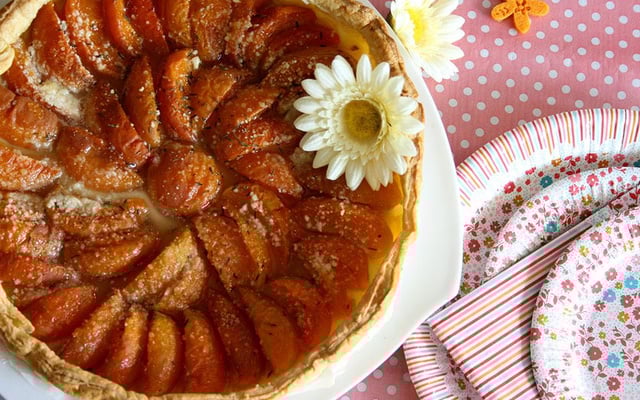 Tarte aux abricots et miel de fleurs