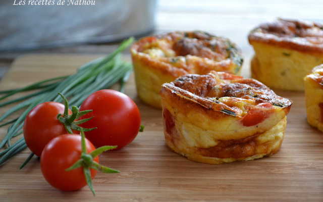 Mini-quiches au poulet, cheddar, tomates cerise et ciboulette