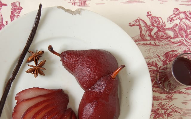 Poires pochées au vin