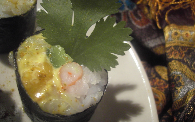 Maki crevette, mangue, avocat au curry