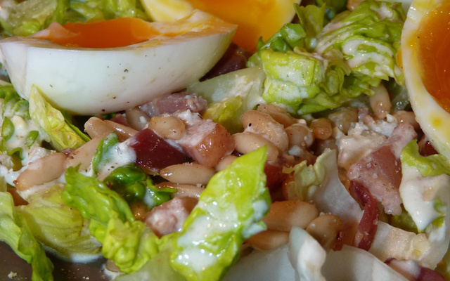 Salade aux œufs mollets, lardons, sauce à la fourme d'Ambert