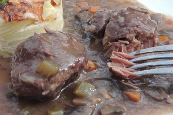 Joues de porc confites au vin rouge