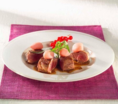 Magret de canard et son jus à la chicorée garni de ses navets aux groseilles