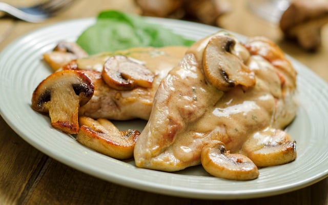 Escalopes de poulet à la crème et champignons