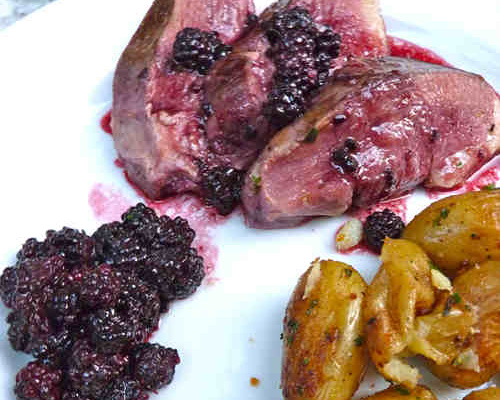 Magrets de canard aux mûres sauvages et pommes de terres sautées