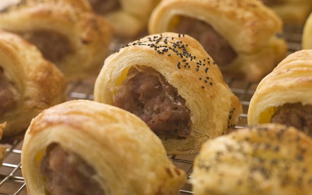 Petits feuilletés roulés à la moutarde, jambon et gruyère