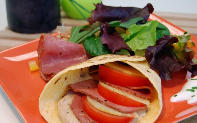 Fajitas d'émincés de smoked beef et pastrami, caviar d'aubergine et fromage blanc
