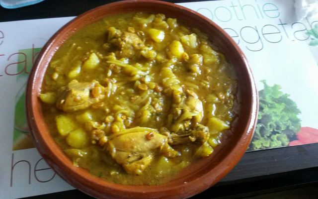 Tajine de poulet aux oignons et raisins secs