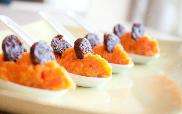Cuillères de quenelles à la carotte au chorizo
