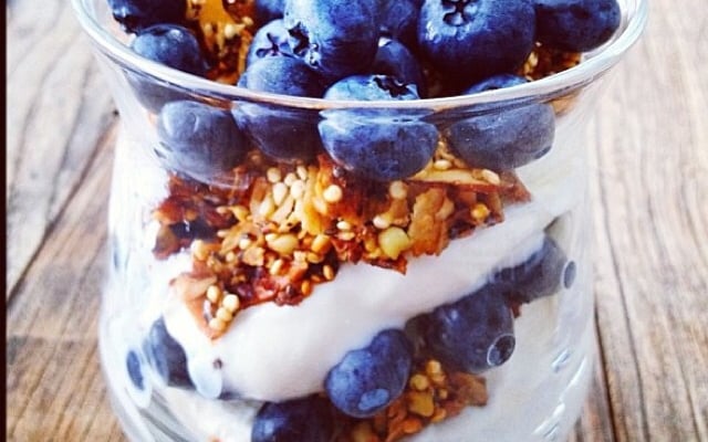 Coupe au yaourt grec et muesli