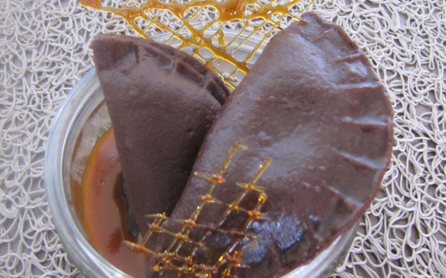 Raviolis choco-pralin, sauce caramel au beurre salé