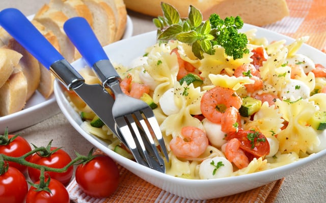 Salade de pâtes courgette, tomate et crevettes