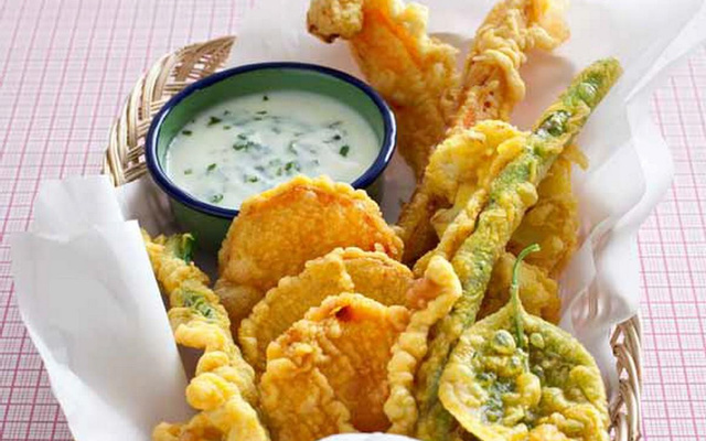 Légumes en tempura au curcuma, sauce yaourt-menthe