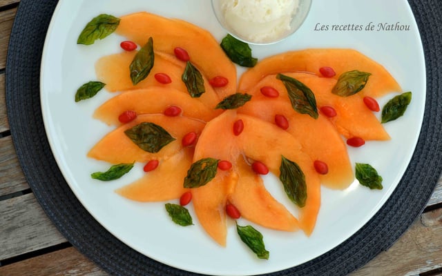 Carpaccio de melon mariné au Limoncello, baies de goji et chips de basilic, caramel de Xérès