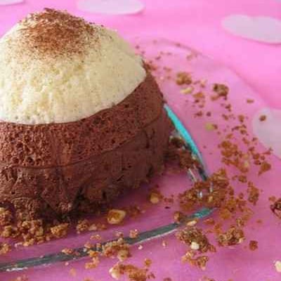 Dômes aux trois chocolats et croustillant aux amandes