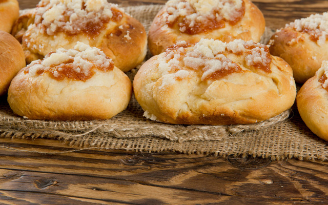 Petits fours aux amandes concassées et confiture de lait