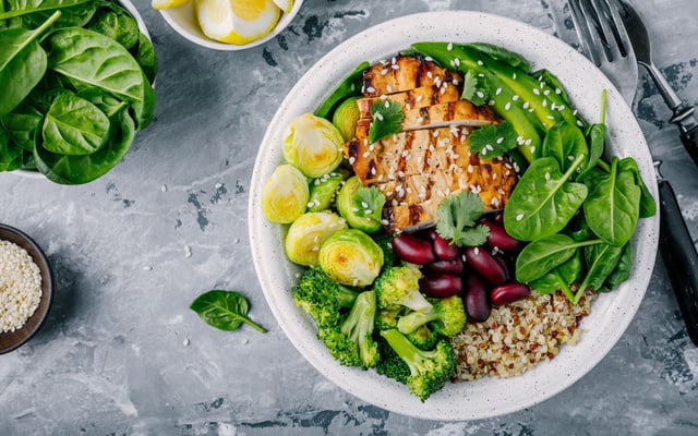 Salade bowl au quinoa, poulet grillé, haricots rouges, avocat et légumes verts