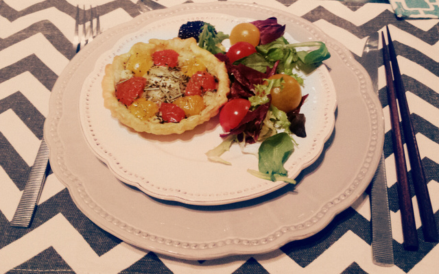 Tarte duo à la tomate revisitée au crottin de chèvre et tomates cerises
