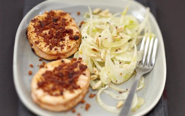 Noisette de Saumon écossais Label Rouge panée au chorizo, salade de fenouil et pignons