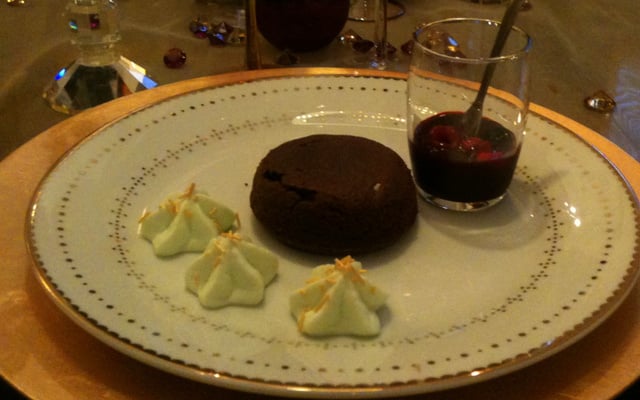 Cœur fondant au chocolat et coulis de fruits rouge