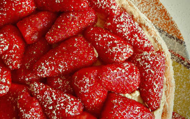 Charlotte aux fraises et biscuits roses maison