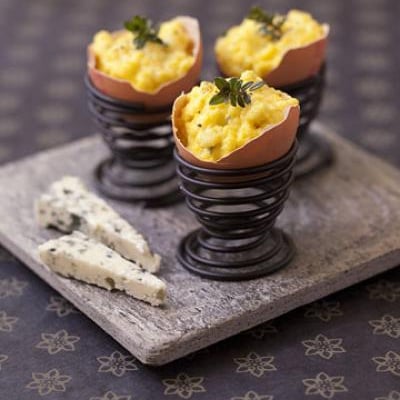 Œufs brouillés au roquefort en coquille