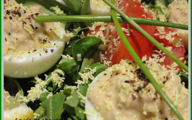 Œuf mimosa sur lit de roquette
