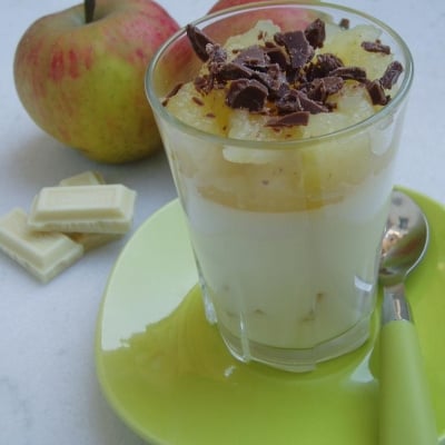 Panna cotta au chocolat blanc et aux pommes