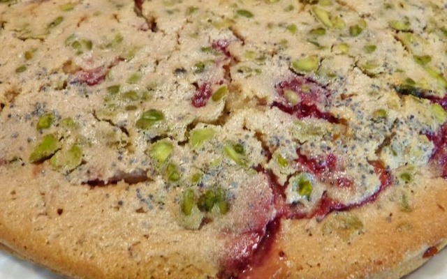 Gâteau aux fraises Charlotte, pistaches et graines de pavot