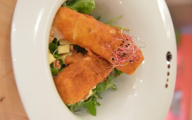 Frito de maroilles et salade fraîche à la roquette et aux pommes