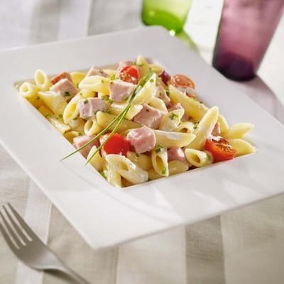 Penne rigate aux dés de rôti de porc braisés et tomates cerises