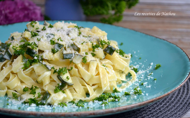 Tagliatelle aux courgettes sautées à l'ail, citron et persil